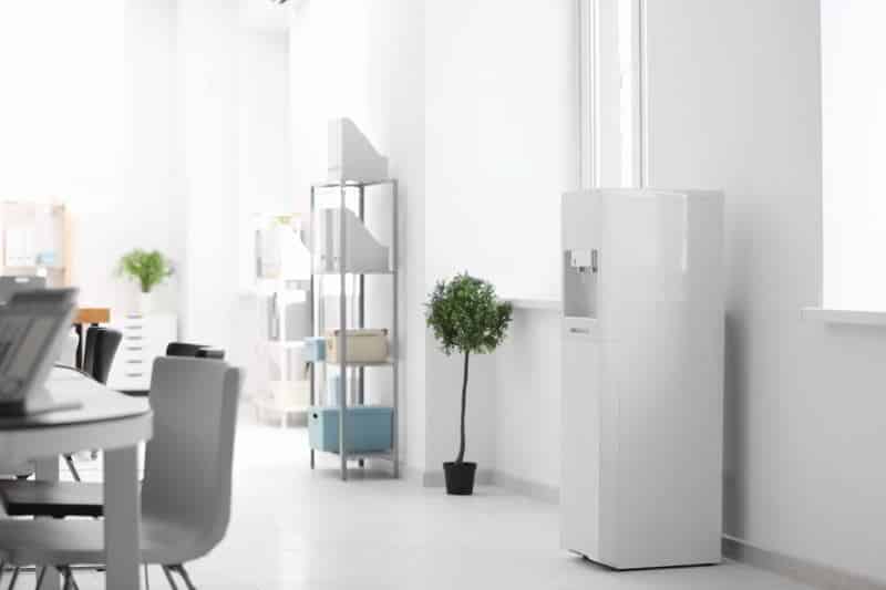 purificatore di acqua per uffici colore bianco