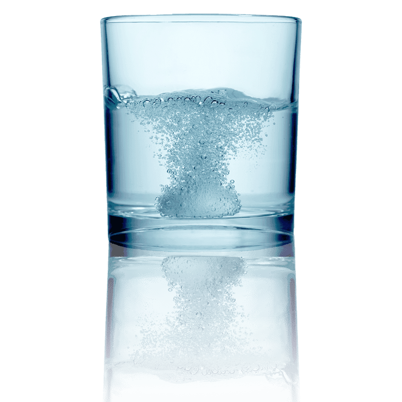 Bicchiere di vetro con acqua depurata