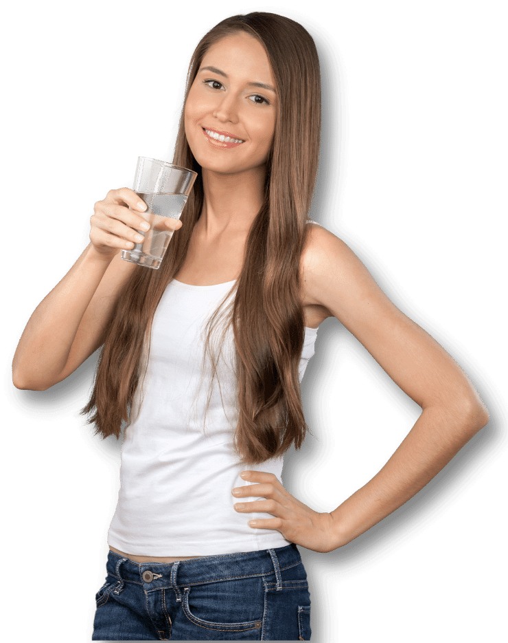 Ragazza con un bicchiere d'acqua in mano