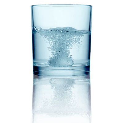 Bicchiere di vetro con acqua depurata