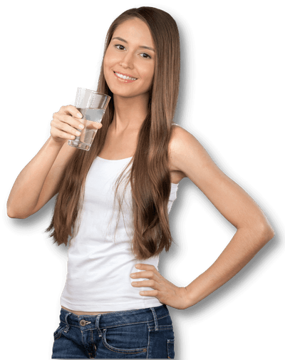 Ragazza con un bicchiere d'acqua in mano