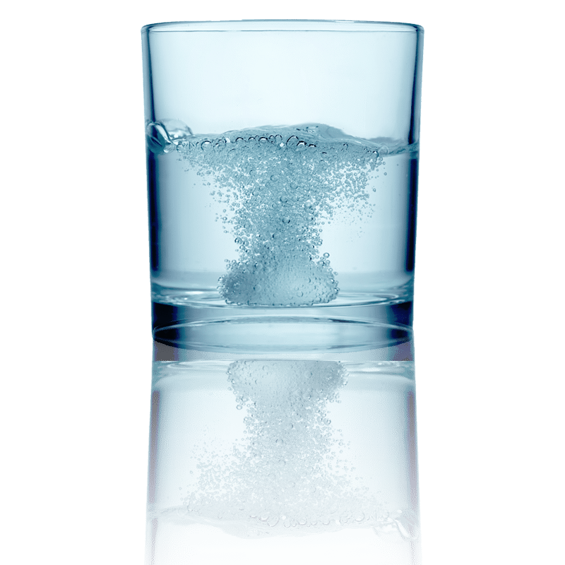 Bicchiere di vetro con acqua depurata
