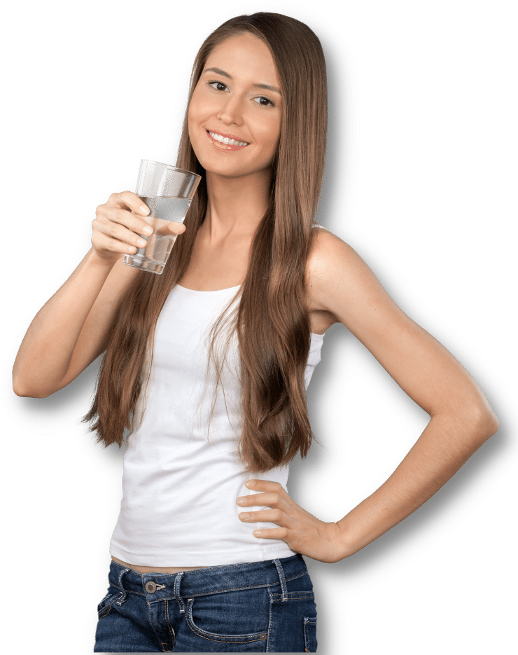 Ragazza con un bicchiere d'acqua in mano